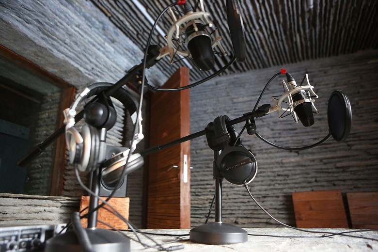 Alasan Radio Masih Bertahan di Indonesia Alasan Radio Masih Bertahan di Indonesia