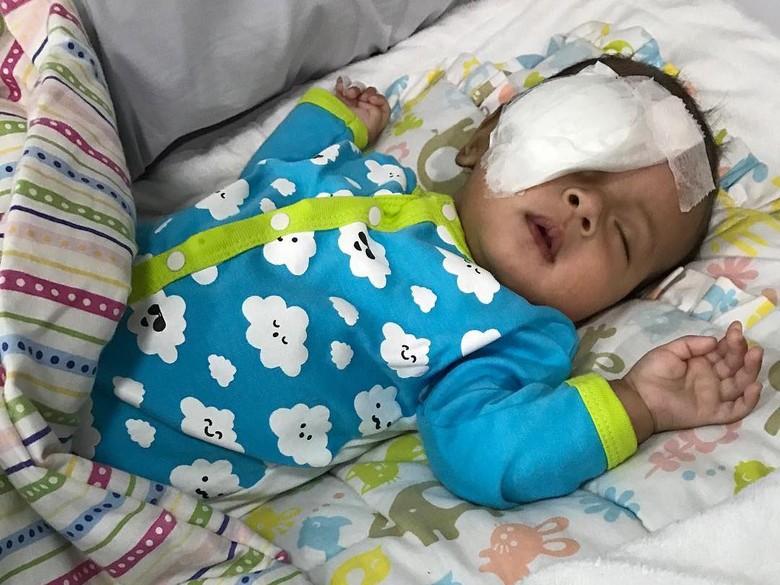 Asri Welas Baru Tahu Bayinya Kena Katarak saat Usia Tiga Bulan Asri Welas Baru Tahu Bayinya Kena Katarak saat Usia Tiga Bulan