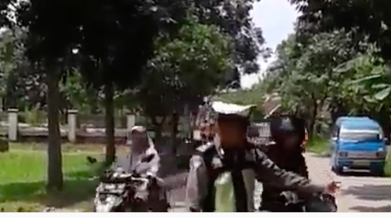 Saktinya Emak-emak Naik Motor Tanpa Helm, Nggak Kena Razia Saktinya Emak-emak Naik Motor Tanpa Helm, Nggak Kena Razia