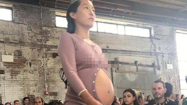 Maia Ruth Lee, model yang tampil di catwalk saat hamil besar/ Foto: Instagram @nicolephelps Maia Ruth Lee, model yang tampil di catwalk saat hamil besar/ Foto: Instagram @nicolephelps