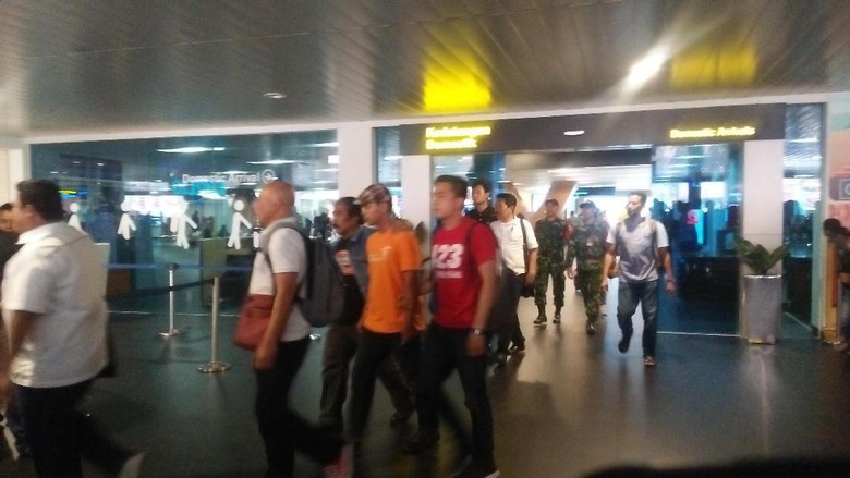 Pakai Topi Kotak-kotak, Penghina Iriana di Instagram Tiba di Bandung Pakai Topi Kotak-kotak, Penghina Iriana di Instagram Tiba di Bandung