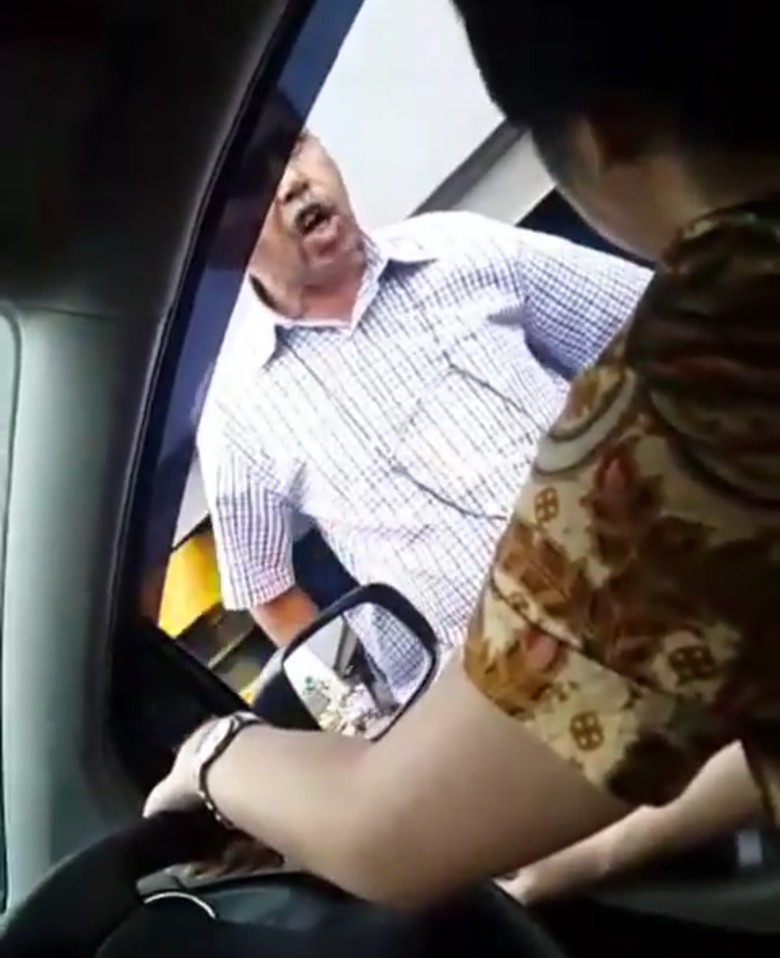 Viral Video Pria Tampar Perempuan Pengendara Mobil di Tol Viral Video Pria Tampar Perempuan Pengendara Mobil di Tol