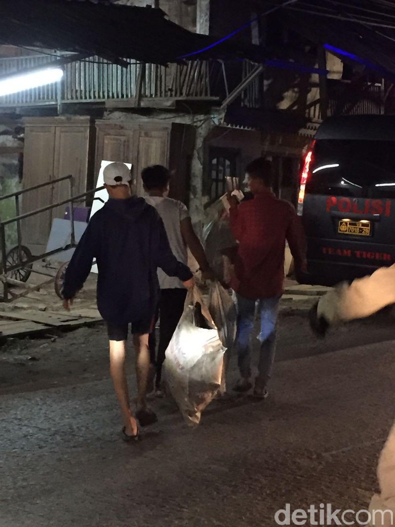Curi Besi dari Truk, 5 Bajing Loncat Ditangkap di Koja Curi Besi dari Truk, 5 Bajing Loncat Ditangkap di Koja