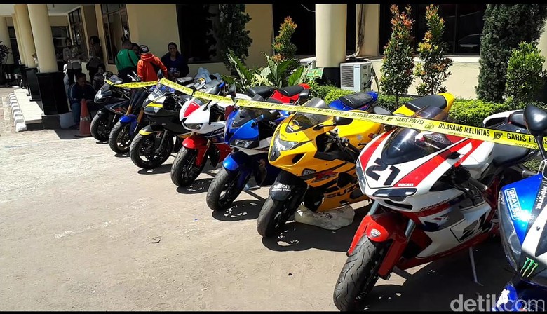 Polda Jabar Bongkar Sindikat Pemalsu STNK Motor dan Mobil Mewah Polda Jabar Bongkar Sindikat Pemalsu STNK Motor dan Mobil Mewah