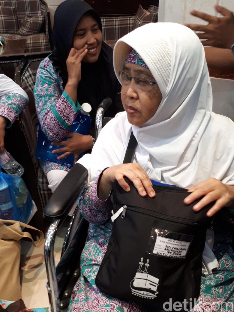 Kesabaran Nanik Dampingi Kakak yang Tunanetra Selama di Tanah Suci Kesabaran Nanik Dampingi Kakak yang Tunanetra Selama di Tanah Suci