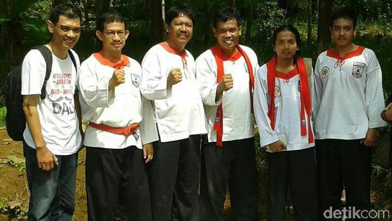 Master Deni Rono: Saya Pelatihnya Pelatih Silat Master Deni Rono: Saya Pelatihnya Pelatih Silat
