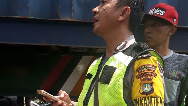 Salip Truk Kontainer, Pemotor di Bekasi Tewas Terlindas Salip Truk Kontainer, Pemotor di Bekasi Tewas Terlindas