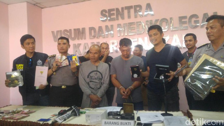Para Pembunuh Datang Saat Husni Sedang Jadi Imam Salat di Masjid Para Pembunuh Datang Saat Husni Sedang Jadi Imam Salat di Masjid