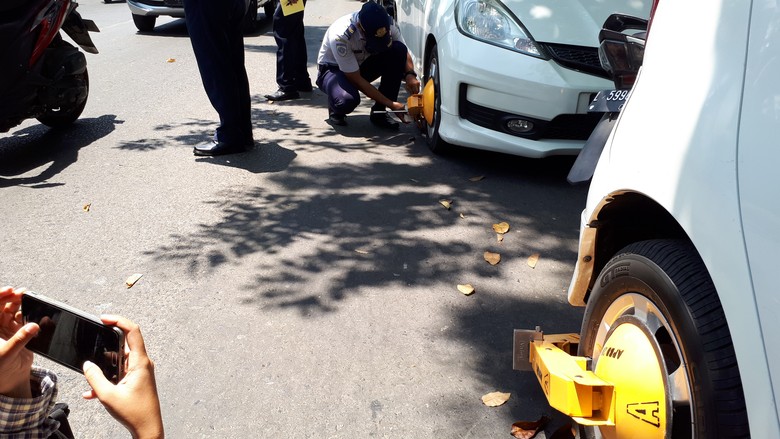 Penertiban Parkir Liar, 5 Mobil Digembok 27 Kendaraan Ditilang Penertiban Parkir Liar, 5 Mobil Digembok 27 Kendaraan Ditilang