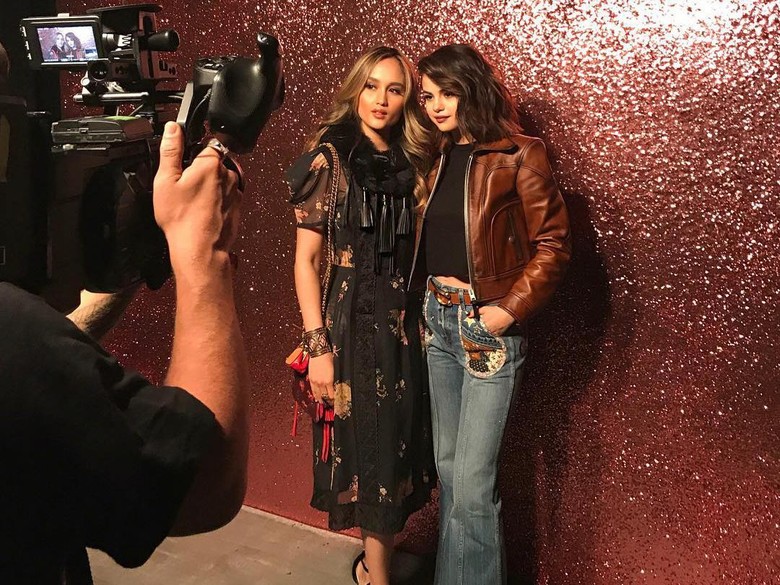 Potret Keakraban Cinta Laura dan Selena Gomez Potret Keakraban Cinta Laura dan Selena Gomez