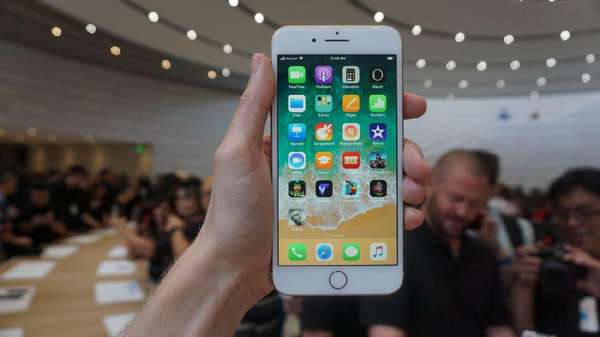 Ketika iPhone 8 Dihajar Habis-habisan Ketika iPhone 8 Dihajar Habis-habisan