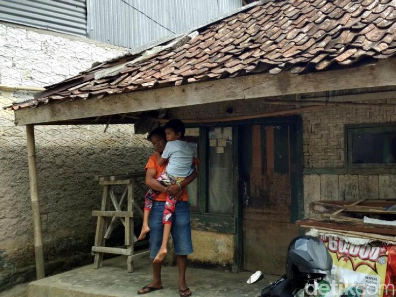 Bocah Kelas 5 SD di Sukabumi Mendadak Lumpuh Usai Imunisasi Bocah Kelas 5 SD di Sukabumi Mendadak Lumpuh Usai Imunisasi