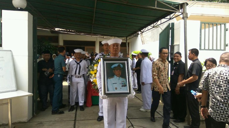 Jenazah Mertua Chairul Tanjung Dikebumikan Secara Militer Jenazah Mertua Chairul Tanjung Dikebumikan Secara Militer