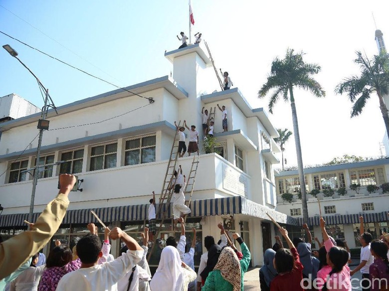 Warga Surabaya Gelar Refleksi Perobekan Bendera Belanda Warga Surabaya Gelar Refleksi Perobekan Bendera Belanda