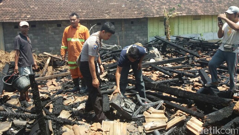 Gara-gara Lontong, Satu Rumah di Blora Ludes Gosong Gara-gara Lontong, Satu Rumah di Blora Ludes Gosong
