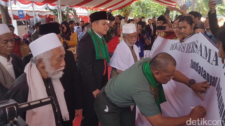 Bersama Ulama Banten, Panglima TNI Teken Deklarasi Anti Hoax Bersama Ulama Banten, Panglima TNI Teken Deklarasi Anti Hoax