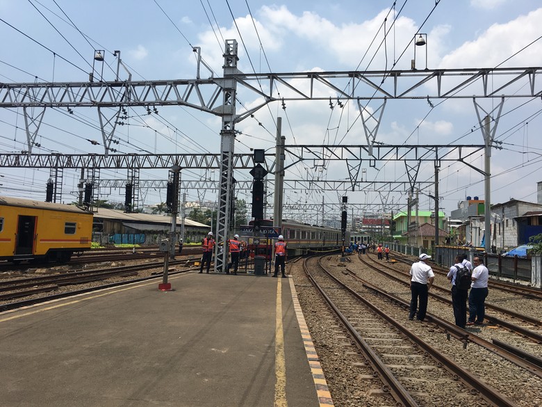KRL Anjlok di Stasiun Kota Masih Dievakuasi KRL Anjlok di Stasiun Kota Masih Dievakuasi