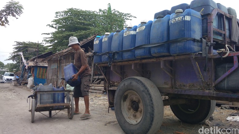 Kisah Sarmin Penjual Air Keliling di Cirebon Kuliahkan Dua Anak Kisah Sarmin Penjual Air Keliling di Cirebon Kuliahkan Dua Anak