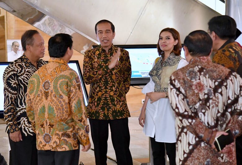 Saat Najwa Dampingi Jokowi Keliling Perpustakaan Tertinggi di Dunia Saat Najwa Dampingi Jokowi Keliling Perpustakaan Tertinggi di Dunia