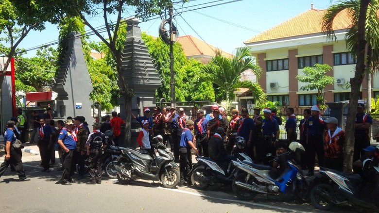 Kawal Sidang Demo Palu Arit, Massa Anti PKI Serbu PN Banyuwangi Kawal Sidang Demo Palu Arit, Massa Anti PKI Serbu PN Banyuwangi