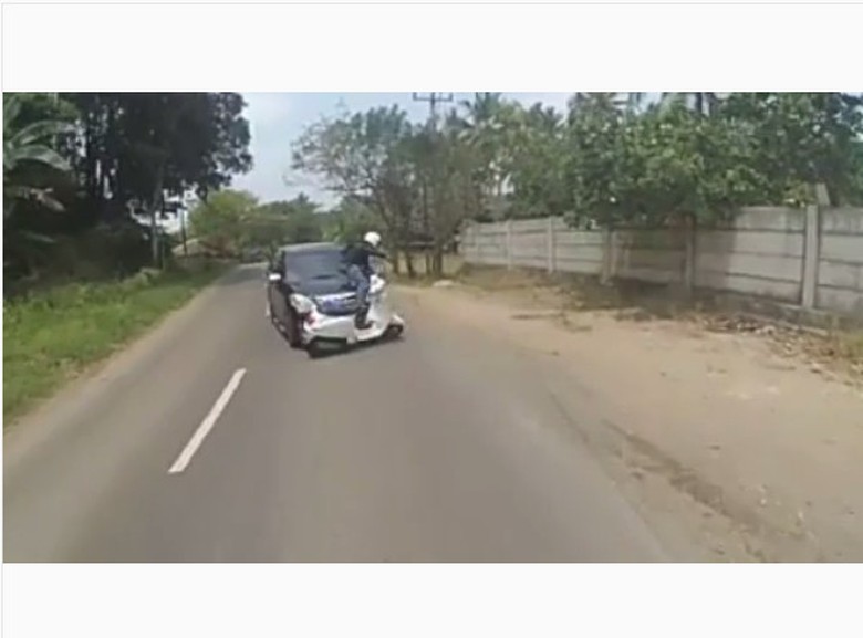Belaga Nikung ala Rossi, Pemotor Ini Malah Nabrak Mobil Belaga Nikung ala Rossi, Pemotor Ini Malah Nabrak Mobil