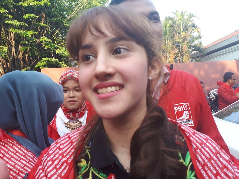 Tanpa Laporan, Tsamara Serahkan Penyebar Status Kawinnya ke Polisi Tanpa Laporan, Tsamara Serahkan Penyebar Status Kawinnya ke Polisi