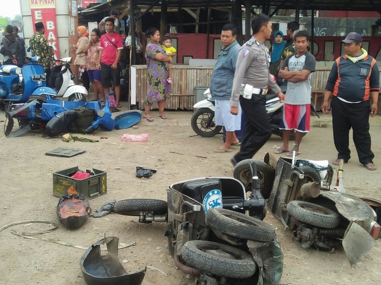 Truk Seruduk Kerumunan Vespa di Subang, Satu Orang Tewas Truk Seruduk Kerumunan Vespa di Subang, Satu Orang Tewas
