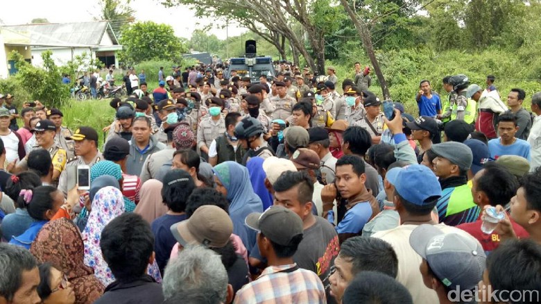 Ratusan Orang di Palembang Protes Pengukuran Tanah oleh BPN Ratusan Orang di Palembang Protes Pengukuran Tanah oleh BPN