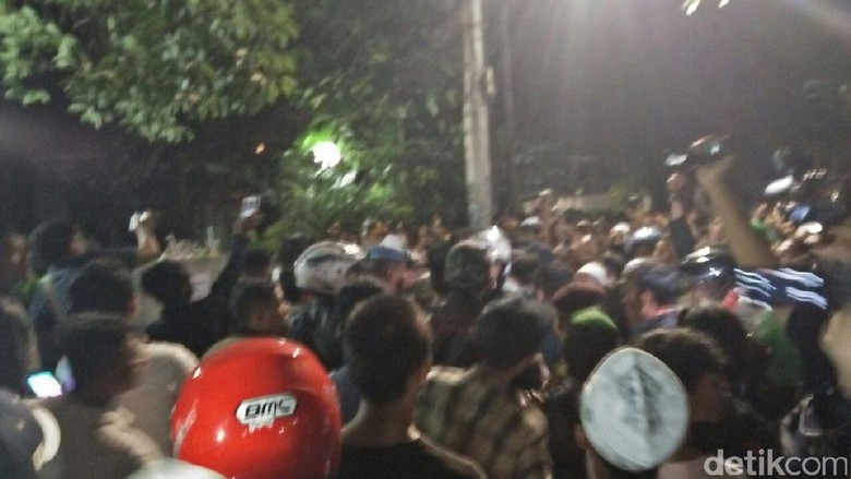 Sambil Berteriak, Massa Memaksa Masuk ke Kantor LBH Jakarta