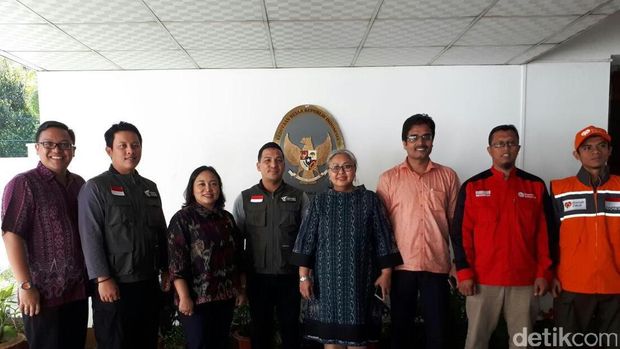 Relawan AKIM bertemu dengan Duta Besar Rina P. Soemarno di KBRI Dhaka