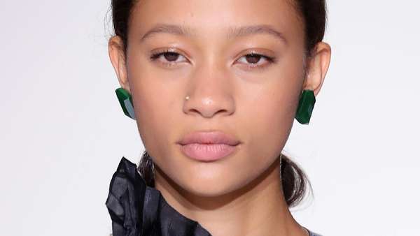 Tips Makeup untuk Mengakali Dahi Lebar Jadi Terlihat Lebih Kecil Tips Makeup untuk Mengakali Dahi Lebar Jadi Terlihat Lebih Kecil