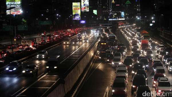 Jelang Libur, Lalin Tol Jakarta hingga Bekasi Macet 5 Km Jelang Libur, Lalin Tol Jakarta hingga Bekasi Macet 5 Km