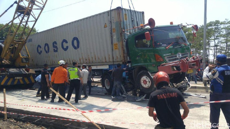 Masih Terjepit Badan Mobil, Sopir Mobilio Teriak Mengaduh Kesakitan