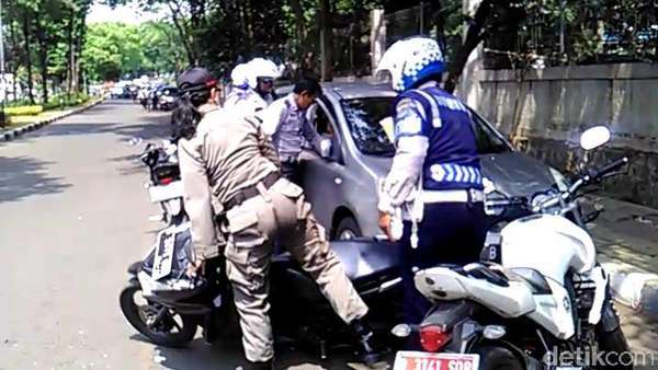 Kena Razia Parkir Liar, Pengendara Mobil Ini Nyaris Tabrak Satpol PP Kena Razia Parkir Liar, Pengendara Mobil Ini Nyaris Tabrak Satpol PP