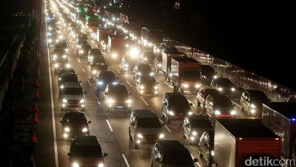 Ada Perbaikan Jalan, Tol TB Simatupang Km 24 Arah Serpong Macet Ada Perbaikan Jalan, Tol TB Simatupang Km 24 Arah Serpong Macet