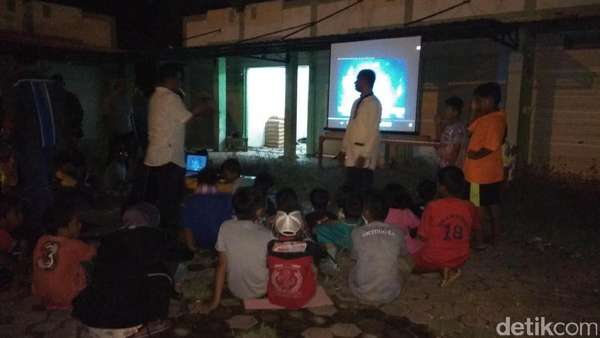 Anak-anak Ikut Nobar Film G30S/PKI di Banda Aceh Anak-anak Ikut Nobar Film G30S/PKI di Banda Aceh