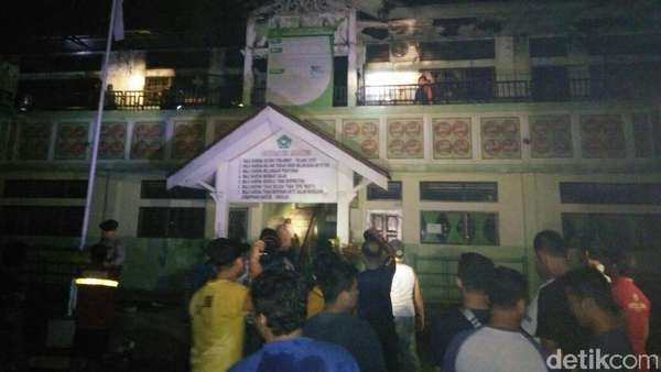 Gedung Madrasah di Lhokseumawe Terbakar, Warga Sempat Panik Gedung Madrasah di Lhokseumawe Terbakar, Warga Sempat Panik