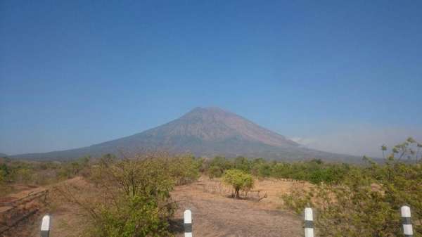 Status Gunung Agung Naik Jadi Awas, Warga Langsung Mengungsi Status Gunung Agung Naik Jadi Awas, Warga Langsung Mengungsi