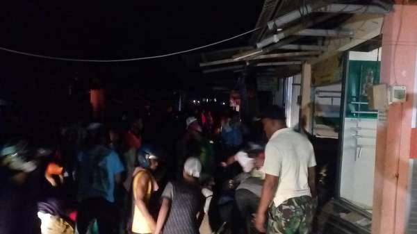 Kepanikan Warga di Tengah Kebakaran Pasar Benteng Pancasila Kepanikan Warga di Tengah Kebakaran Pasar Benteng Pancasila