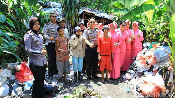 Peringati HUT Polantas, Polisi di Bogor Berbagi ke Pemulung Peringati HUT Polantas, Polisi di Bogor Berbagi ke Pemulung