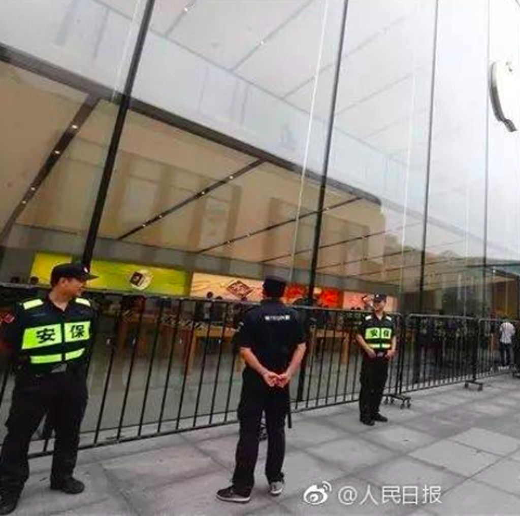 Miris, Pengantre iPhone 8 Sama Banyak dengan Satpam Miris, Pengantre iPhone 8 Sama Banyak dengan Satpam