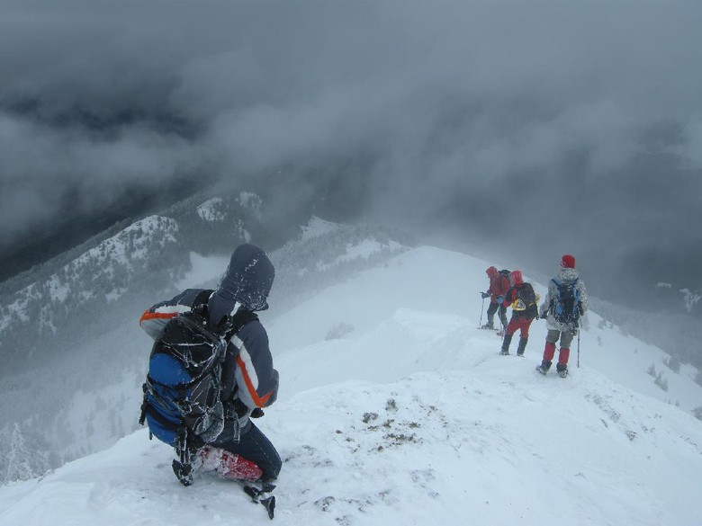 Apa yang Harus Pendaki Gunung Lakukan Saat Diterjang Badai Salju? Apa yang Harus Pendaki Gunung Lakukan Saat Diterjang Badai Salju?