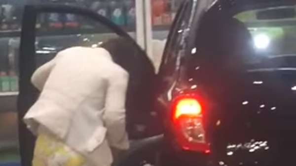 Wanita Ini Isi Tangki Bensin Mobil Pakai Air Wanita Ini Isi Tangki Bensin Mobil Pakai Air