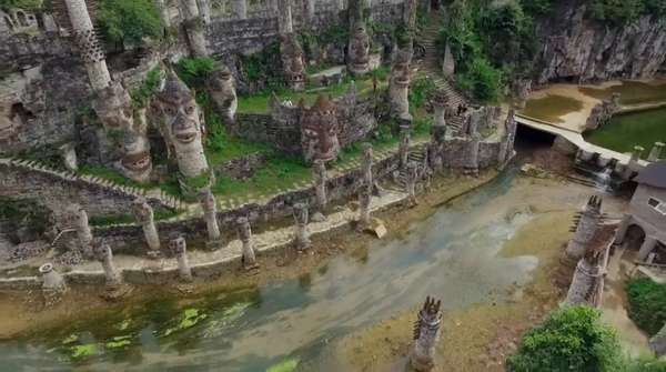 Kisah Orang China yang Bikin Kastil Seluas 50 Hektar Kisah Orang China yang Bikin Kastil Seluas 50 Hektar