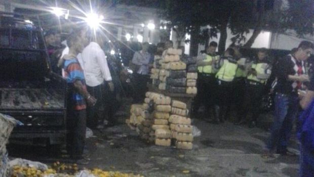 Untuk mengelabui petugas, pelaku menutupi ganja dalam keranjang tersebut dengan buah jeruk di bagian atas.