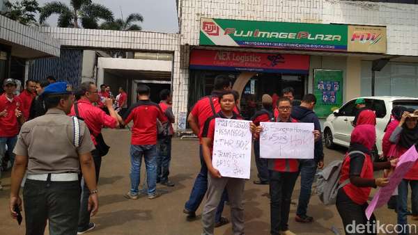 Puluhan Eks Pegawai 7-Eleven Demo Tuntut Gaji Hingga Pesangon Puluhan Eks Pegawai 7-Eleven Demo Tuntut Gaji Hingga Pesangon