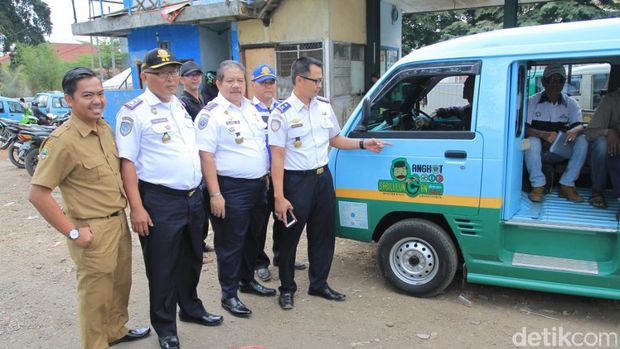 pelayanan angkot gratis ini dalam rangka hari perhubungan.