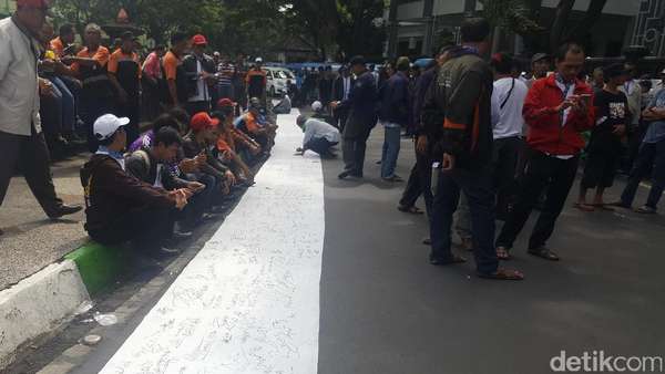 Ribuan Sopir Angkot di Malang Demo Tolak Transportasi Online Ribuan Sopir Angkot di Malang Demo Tolak Transportasi Online