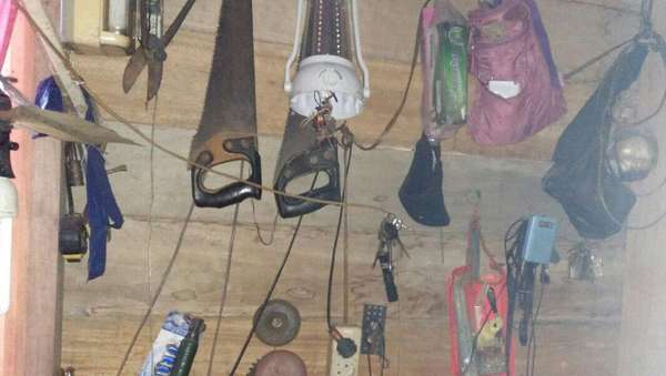 Geledah Rumah Pelaku Penganiayaan, Polisi Temukan Pabrik Senjata Geledah Rumah Pelaku Penganiayaan, Polisi Temukan Pabrik Senjata