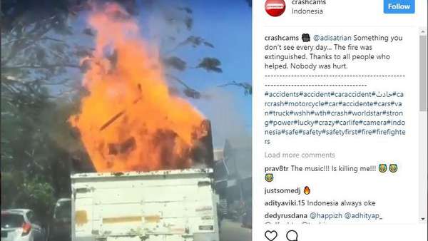 Gawat! Truk Berjalan dengan Api Besar di Bagian Baknya Gawat! Truk Berjalan dengan Api Besar di Bagian Baknya